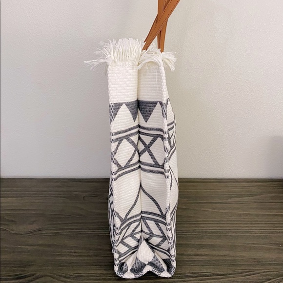 🆕LAST ONE!🛍 Large Boho Designed Knit Tote - Picture 3 of 5